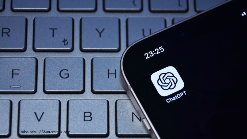 App ChatGPT su smartphone con tastiera PC